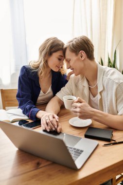 Mutlu bir çift evdeki rahat bir anda birlikte kahvenin tadını çıkarır..