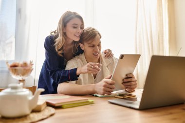 Sevgi dolu bir çift evlerinde, teknolojiyle eğlenceli bir aktivite içinde olan neşeli bir anı paylaşır..