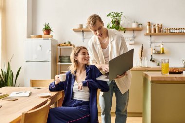 Genç bir çift evde rahat bir günün tadını çıkarır. Dizüstü bilgisayar kullanırken romantik bir an yaşarlar..