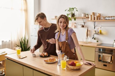 Mutlu bir çift evde keyifli bir kahvaltı yapar..