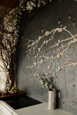Canlı düğün dekorasyonları çiçeklerle süslenmiş modern bir mutfağın cazibesini arttırır..