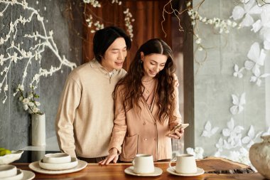 Çift, zarif çiçeklerle çevrili düğün hazırlıklarını heyecanla tartışır..