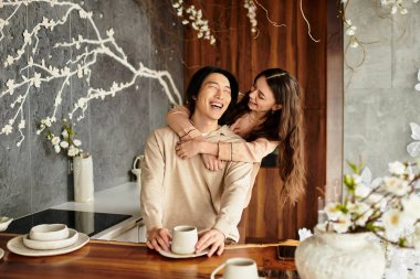 Kahkahalar havayı dolduruyor. Bir çift keyifli bir şekilde düğün hazırlıkları yapıyor..