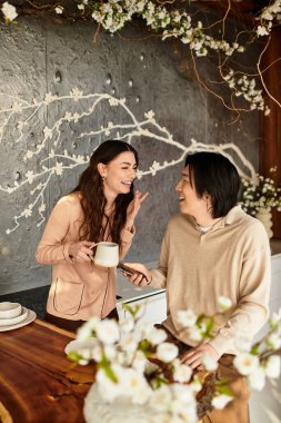 Neşeli bir çift, yaklaşan düğün günlerine hazırlanırken neşeli bir sohbete dalıyorlar.