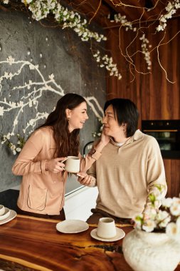 Canlı bir çift, sıcak bir ortamın tadını çıkarırken tatlı bir sohbete dalıyor, aşkı kutluyor..