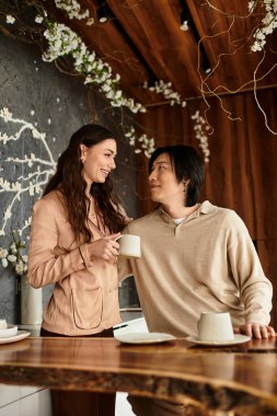 Sevgi dolu bir çift düğünlerini rahat bir kafede planlar..