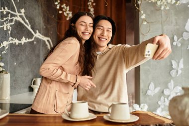 Heyecanlı çift, düğünlerini planlarken neşeli bir anı yakalarken gülümsemeyi paylaşıyor..