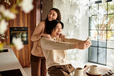 Çift, güzel dekorlarla çevrili düğünlerine hazırlanırken neşeli bir anın tadını çıkarıyor..