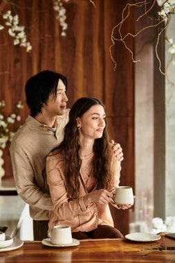 Sevecen çift düğün planları için sıcak içecekler ve neşe paylaşıyor..