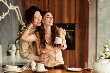 Çiftler, düğün günlerini planlarken güzel tasarlanmış bir mekanda mutlu bir şekilde gülümserler..