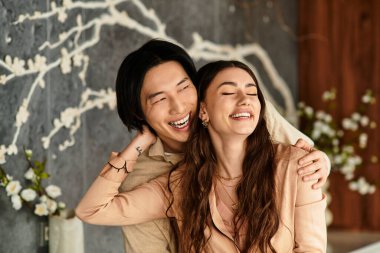 Düğünlerine hazırlanırken keyifle gülen bir çift..