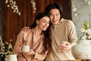 Bir çift, güzel çiçeklerle çevrili düğünlerini planlarken hassas bir anı paylaşıyor..