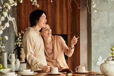 Bir çift gülüyor ve özel düğün günlerine hazırlanırken aşkı paylaşıyor..