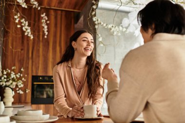 Hevesli çift düğün fikirlerini sıcak ve davetkar bir ortamda paylaşıyor..