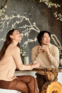 Neşeli bir çift düğünlerini planlar, aşk ve kahkahalarla dolu kaliteli zamanları paylaşırlar..