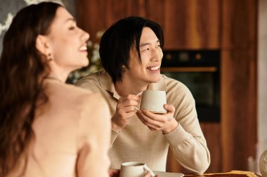 Neşeli bir çift, yaklaşan düğünlerine hazırlanmak için birlikte kahve yudumluyor..