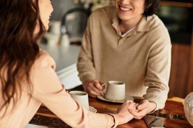 Mutlu bir çift, yaklaşan düğünleri için heyecanlı bir şekilde el ele tutuşuyor..