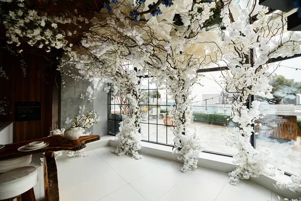 Canlı düğün dekorasyonları tören için büyüleyici bir ortam yaratır..