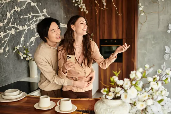 Bir çift, neşeli bir şekilde düğünlerine hazırlanıyor. Güneşli bir yerde gülüşlerini ve heyecanlarını paylaşıyorlar..