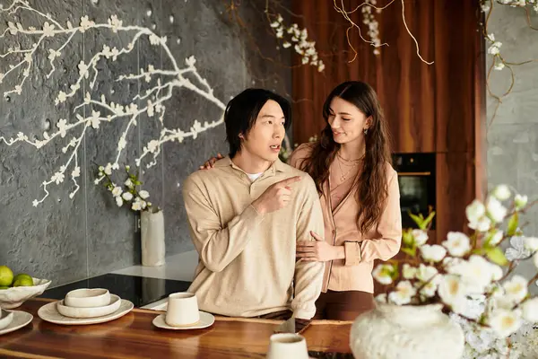 Düğünlerine hazırlanırken birkaç kişi şakacı şakalaşır..