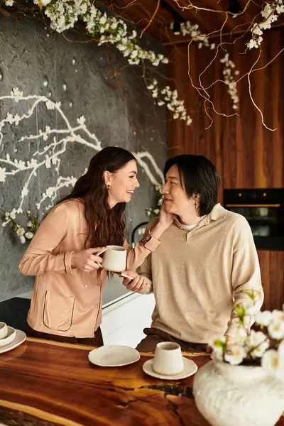 Canlı bir çift, sıcak bir ortamın tadını çıkarırken tatlı bir sohbete dalıyor, aşkı kutluyor..