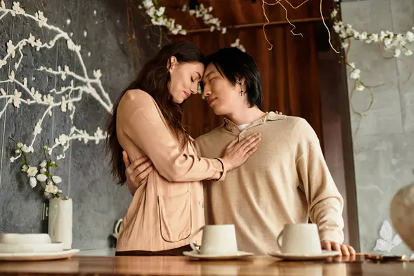 Sevgililer, düğün hazırlıklarının arasında sevgi ve güzellikle çevrelenmiş hassas anları severler..