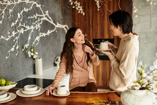 İki eş, düğün hazırlıkları ve canlı mutfak dekorunun ortasında keyifli bir anın tadını çıkarıyor..