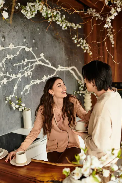 Canlı bir çift, çiçeklerin arasında yaklaşan düğünlerini planlarken sıcak bir sohbetten zevk alır..