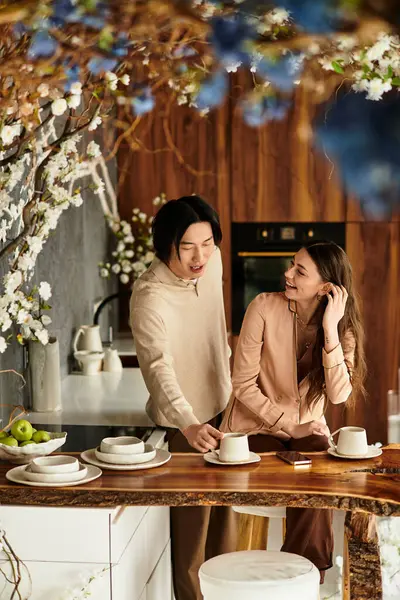 Bir çift düğün için heyecanlı bir şekilde hazırlanıyor zarif bir dekor ve taze çiçeklerle.