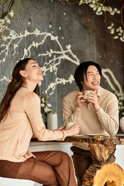 Neşeli bir çift düğünlerini planlar, aşk ve kahkahalarla dolu kaliteli zamanları paylaşırlar..