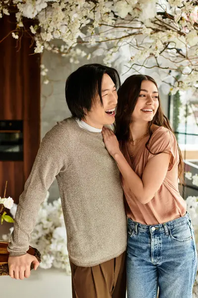 Bir kadın ve bir erkek, düğünlerine hazırlanırken çok güzel bir anı paylaşırlar..