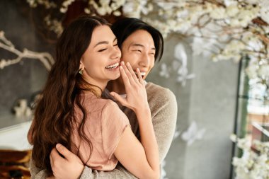 Sıcak bir mekanda, bir çift, yaklaşan düğün günlerine hazırlanırken kahkaha ve sevgiyi paylaşır..