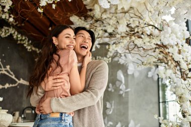 Bir çift, güzel çiçeklerle çevrili düğünleri için sevinçle hazırlanıyor..