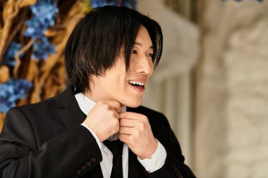 Genç damat kravatını düzeltir, özel gününe hazırlanırken neşeyle ışıldar..