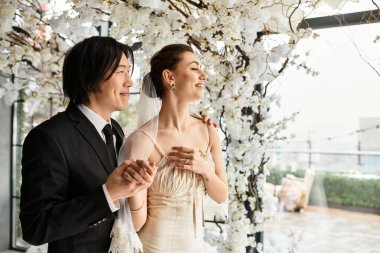 Büyüleyici gelin ve damat büyüleyici düğün törenlerinde birbirlerine sevgiyle gülümserler..