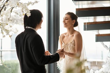 Mutlu bir çift düğün günlerini güzel bir ortamda kucaklıyor..