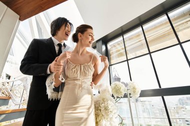 Düğün günlerini güzel bir mekanda kutlayan çiftler aynı şefkatli gülümsemeyi paylaşır..