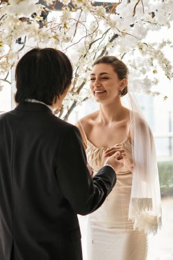 Dokunaklı bir törenle damat geline bakıyor, hem neşe saçıyor..