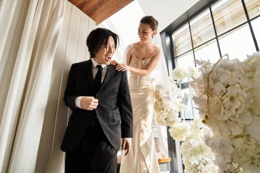 Neşeli bir çift düğünlerini kutluyor, birlikte kalıcı anılar yaratıyorlar..