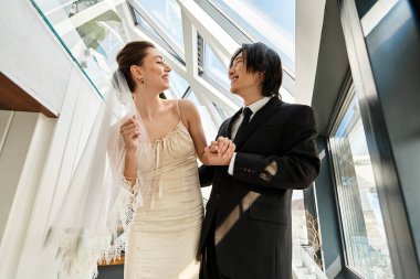 Düğün günlerini muhteşem bir mekanda kutlarken aşkla dolu bir çift tebessümü..