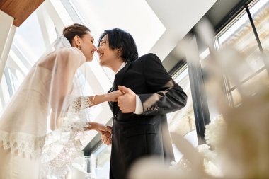 Romantik bir ortamda neşeyle kucaklaşan genç bir çift düğün kutlamalarına daldılar..
