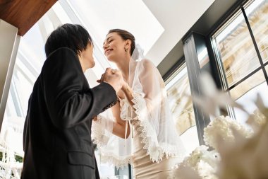 Bir çift, birlikte aşk yolculuğuna çıkmaya hazır, hassas bir anda neşeyle bağlanır..