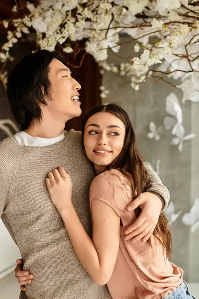 İki insan, güzel çiçeklerin arasında düğün hazırlıkları yaparken aynı hassas anı paylaşır..