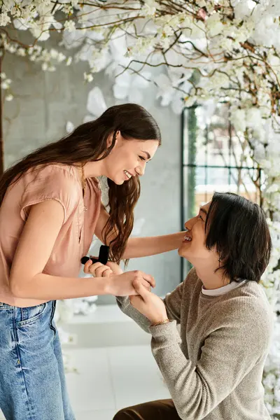 Bir çift, düğünlerini planlarken neşeli çiçeklerle çevrili kahkaha ve heyecanı paylaşıyor..