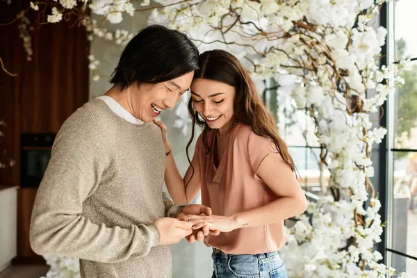 Birbirlerine gülümseyen çiftler, yaklaşan düğüne hazırlanırken anlamlı anlar paylaşırlar..