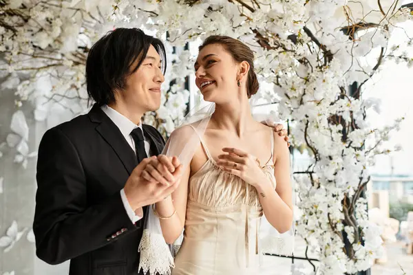 Sevgi dolu bir çift düğün törenlerinde birbirlerine gülümsüyor..