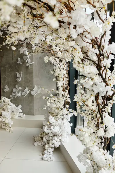 Güzel düğün süslemeleri mekanı canlı renkler ve çarpıcı çiçek düzenlemeleri ile doldurur..