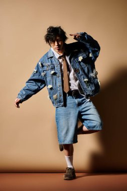 Asyalı bir adam kendine güveni tam bir bahar elbisesi giyip kendine has tarzını ön plana çıkarıyor..