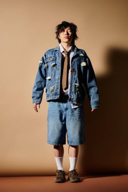 Asyalı bir adam modaya uygun, şık ve rahat bahar modasını stüdyoda sergiliyor..