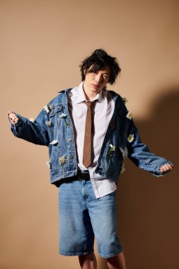 Asyalı bir adam canlı çağdaş bir stüdyoda modaya uygun bahar tarzları sergiliyor..